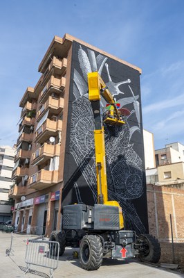 Mural de Guillem Font en construcció, al carrer Roger de Llúria.