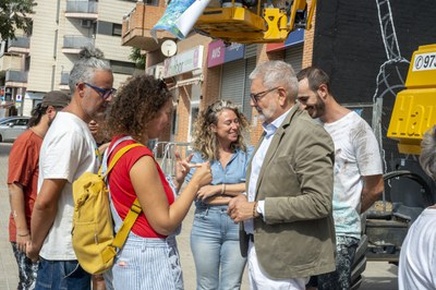 L'alcalde, Fèlix Larrosa, conversa amb els directors del Festival, Francesca Vasile i Blai Baules.