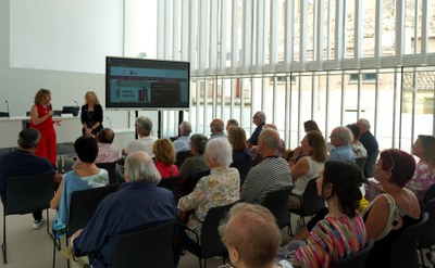 La regidora Pilar Bosch i la cap del Servei d’Arxiu i Gestió de Documents, Iolanda Enjuanes, han presentat la nova pàgina web de l'Arxiu Municipal..