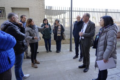 Els tècnics expliquen a Pueyo, Freixanet, Rutllant i els representants del veïnat l'actuació als blocs del carrer Cuenca.