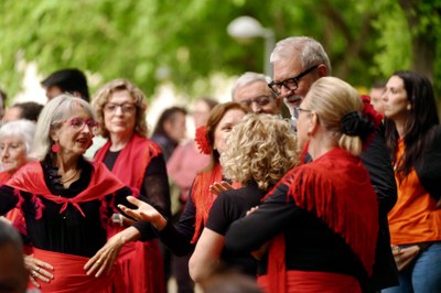L'alcalde Larrosa, a la cloenda del festival ·nre9 amb l’actuació musical de Rumba i Garrotins a càrrec de La Violeta..