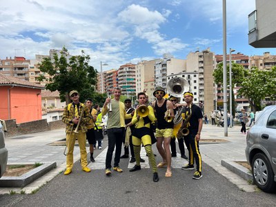 Quarta jornada del festival Enre9, aquest diumenge, amb El Carrer és Nostre, d'Always Drinking Marching Band..