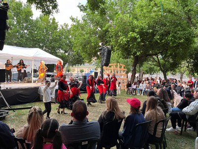 Cloenda de l'Enre9 amb l’actuació musical de Rumba i Garrotins a càrrec de La Violeta, amb l’alumnat de Ball de Garrotín de l’Escoleta d’Arts de la z….