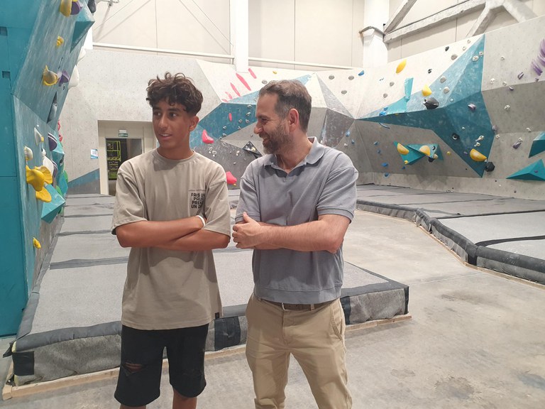 Una vintena de joves han participat avui en una activitat d'escalada al Boulder Indoor Lleida