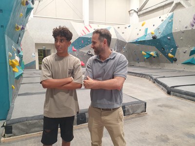 Una vintena de joves han participat avui en una activitat d'escalada al Boulder Indoor Lleida.