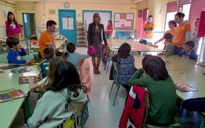 Visita de la tinent d'alcalde i regidora d'Educació, Sandra Castor, als Casals de Setmana Santa a l’escola Camps Elisis..