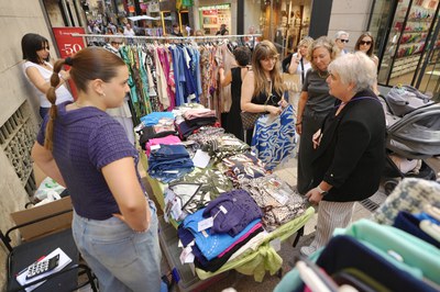 L'alcaldessa accidental, Carme Valls, i la regidora de Promoció de la Ciutat, Pilar Bosch, visitant una de les parades.