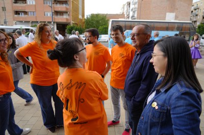 El paer en cap, Miquel Pueyo, i la tinent d'alcalde Jordina Freixanet; feliciten l'aniversari als membres del Grup Sardanista Montserrat.