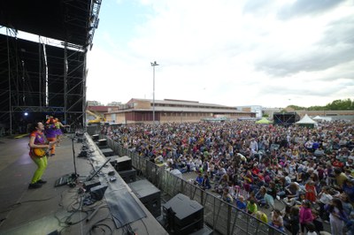 Centenars de famílies han assistit al concert de El Pot Petit als Camps Elisis.