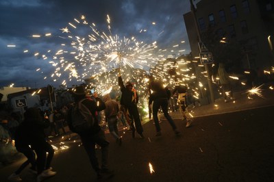 El correfoc ha recorregut baixant pel carrer La Palma.