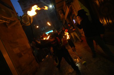 Els Rojos de Junda recorren els carrers del Centre Històric.