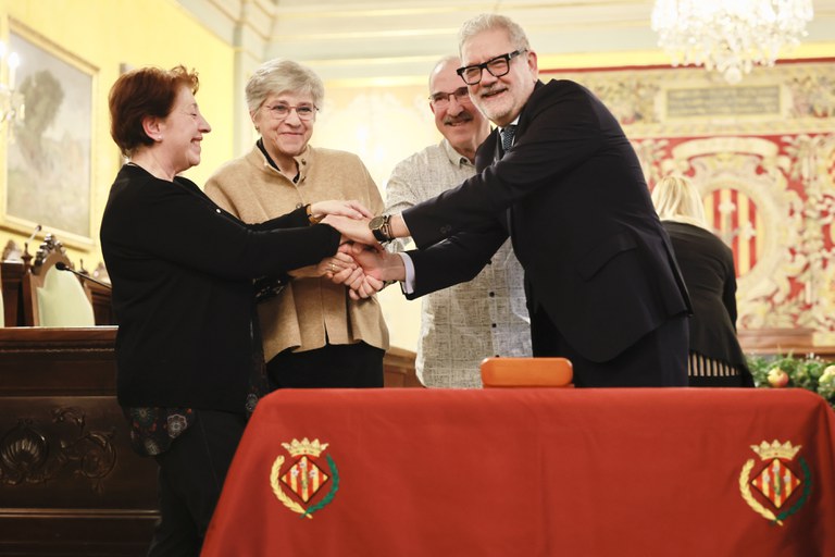 L'alcalde, Fèlix Larrosa, amb Lluís, Montse i Teresa Virgili, després de la signatura