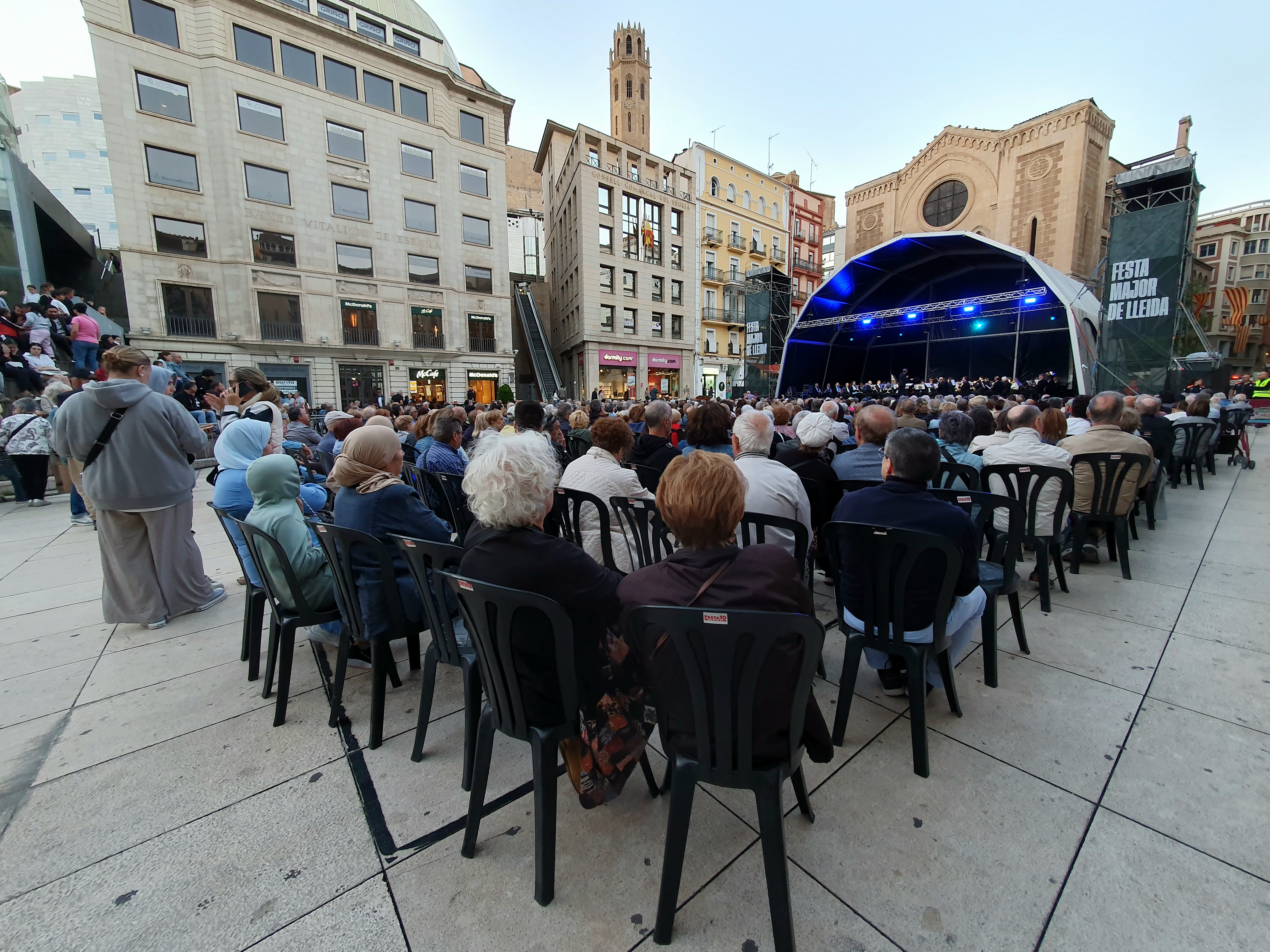 La plaça Sant Joan, de gom a gom, en el concert “El Rock i el Pop” de la Banda Municipal de Lleida