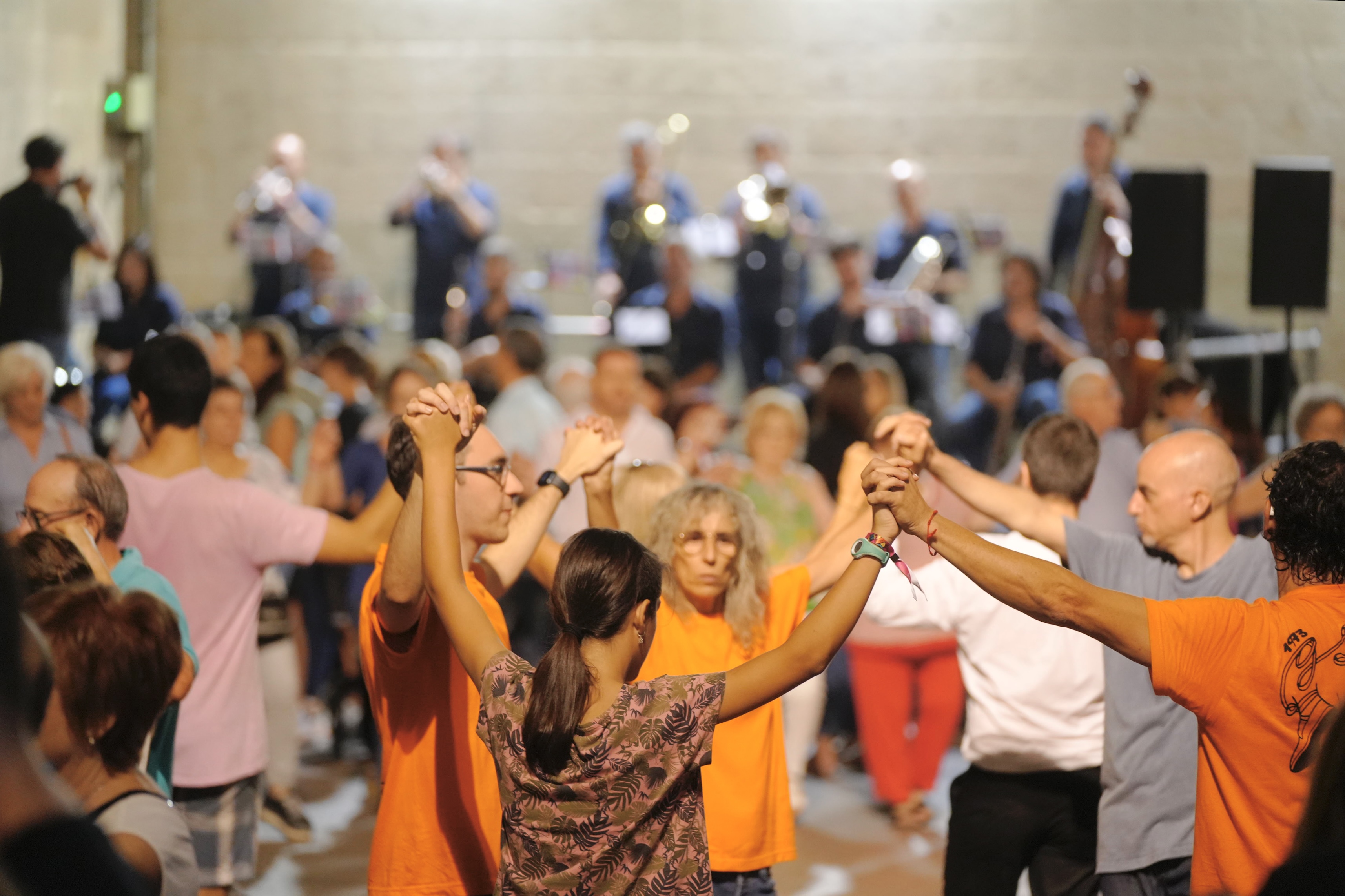 Ballada de sardanes, a la plaça de la Paeria, amb la Cobla Tàrrega, a les Festes de la Tardor.