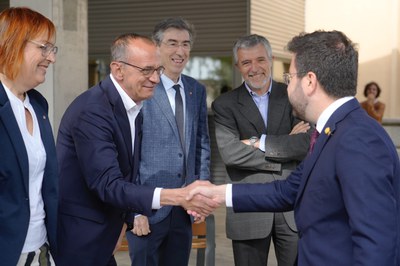 Pueyo saluda Aragonès, a l'entrada a l'edifici Cedico del Parc Agrobiotech.