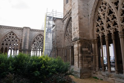 Vista dels treballs que s'estan fent a la coberta del claustre.