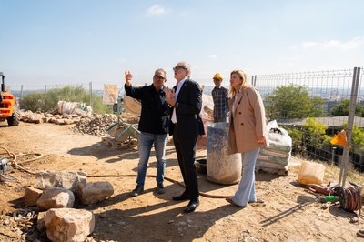 L'alcalde ha supervisat les obres que s'estan fent al baluard de la Llengua de Serp.