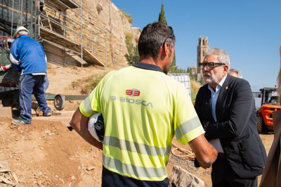 L'alcalde conversa amb un dels responsables de l'obra en aquest tram de muralla.
