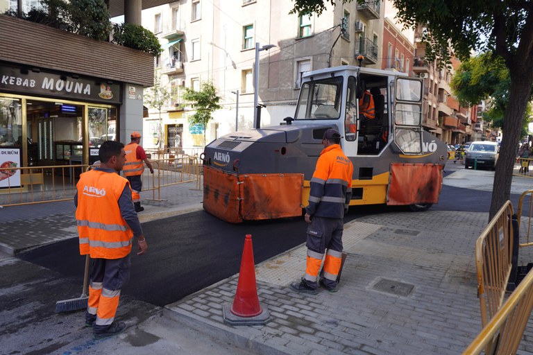 Tasques de pavimentació, aquest matí a la cruïlla d'Alfred Pereña amb Paer Casanovas