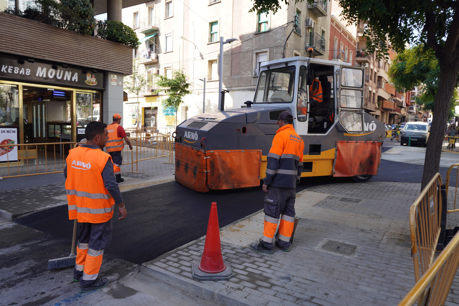 Tasques de pavimentació, aquest matí a la cruïlla d'Alfred Pereña amb Paer Casanovas