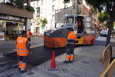 Tasques de pavimentació, aquest matí a la cruïlla d'Alfred Pereña amb Paer Casanovas.