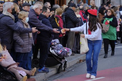 La comitiva ha lliurat fruita i caramels al públic assistent..
