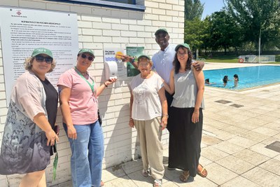 EL regidor d'Esports, Jackson Quiñónez, amb usuaris i usuàries de la campanya de protecció solar (imatge d'arxiu).