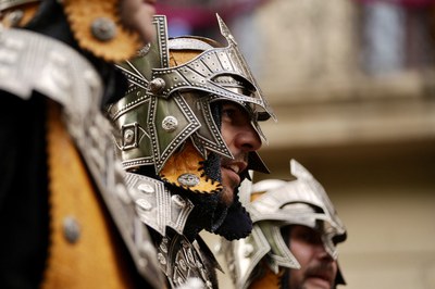 Les comparses han participat en la Desfilada de Lluïment de la Festa de Moros i Cristians, tot i la pluja d'aquesta tarda a la ciutat..