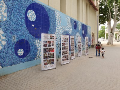 Roll-ups informatius davant de l'escola sobre la Comunitat d'Aprenentatge.