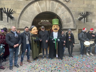 L'alcalde Larrosa ha agraït a la comissió organitzadora de l'arribada de l'Home i la Dona dels Nassos a Lleida, el Grup Cultural Garrigues.