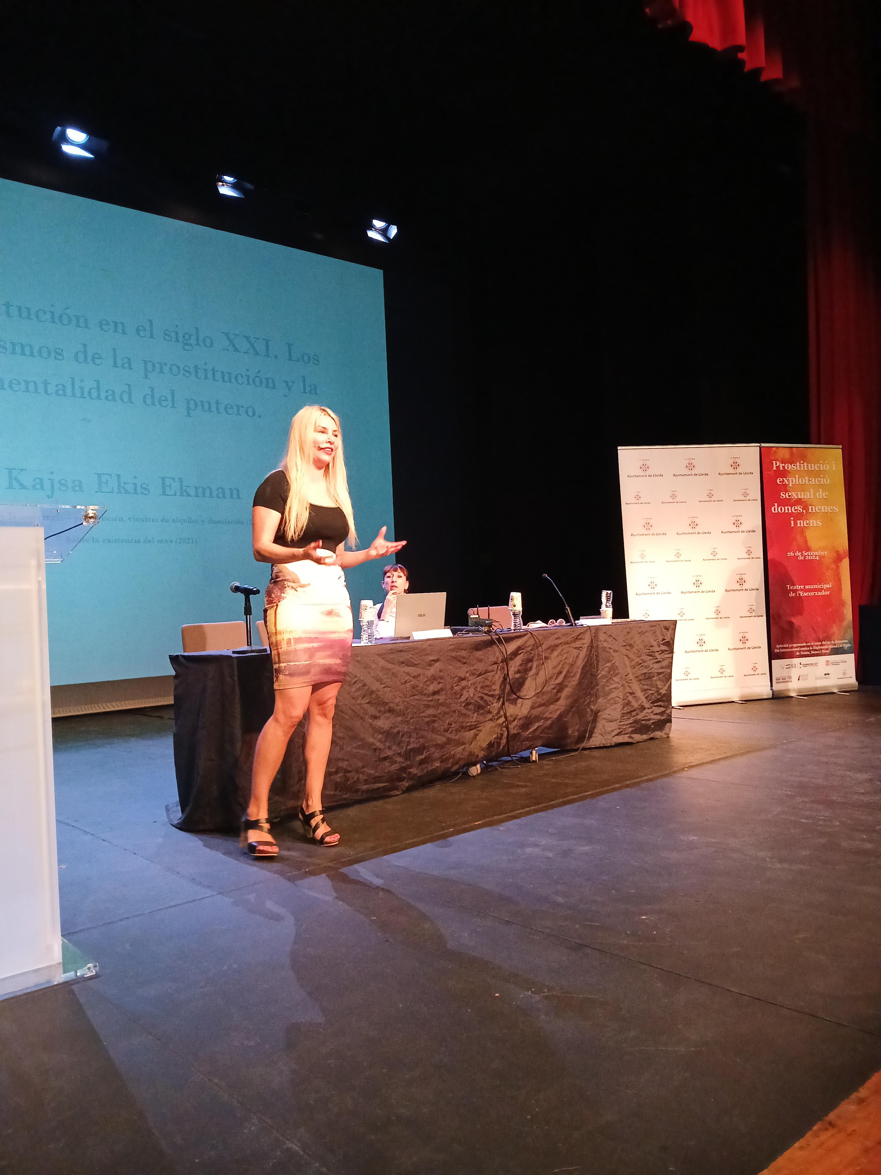 La periodista sueca Kajsa Ekis Ekman ha fet la ponència central