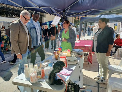 L'alcalde, Fèlix Larrosa, i el regidor de Cooperació, visitant una de les parades de la fira.
