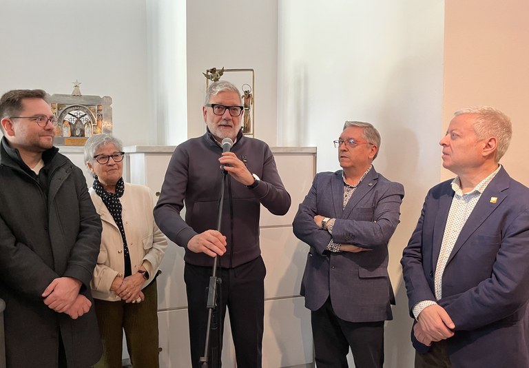 L'alcalde, Fèlix Larrosa, durant la inauguració de la XX Biennal del Pessebre Català, a la Sala d'Exposicions de l'Ajuntament de Lleida