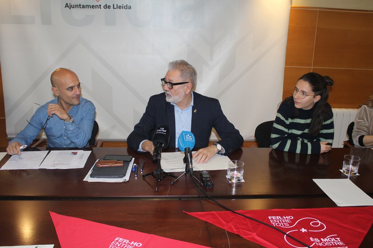 L'alcalde Larrosa, Albert Bobet i Olga Fernández, durant la presentació