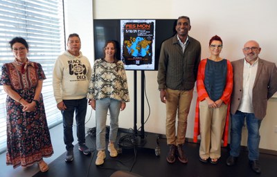 Presentació de la 1a edició de la fira Fes Món. Amb Gabriela Buzatu, de Garrigues Cooperació Internacional; Edgar Sánchez, del Centre Llatinoamericà de Lleida; Meritxell Expósito, d’Alpicat Solidari; el regidor Jackson Quiñónez; Susana Salse, de l’Associació Lika, i Ramon Moreno, de la Fundació Josep Comaposada - Sindicalistes Solidaris, Ramon Moreno..
