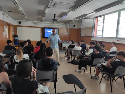Avui, 8 de maig, s’han fet tres xerrades al matí per a estudiants de 3r d’ESO del centre sobre història, institucions i valors de la UE.