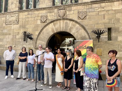 El regidor d'Igualtat, Roberto Pino, durant la seva intervenció en l'acte de commemoració del Dia de l’Orgull LGTBI+.
