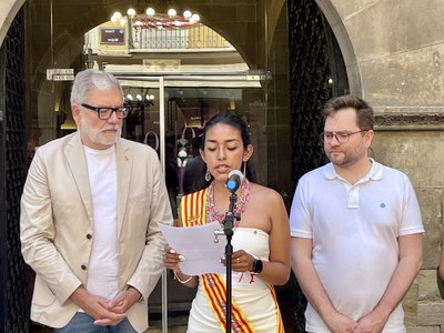 La jove referent Ángeles Akel llegeix el manifest del Consell Nacional LGTBI+.