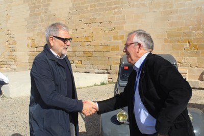 Salutació a Joan Ramon González, president de l'Associació d'Amics de La Seu Vella, que organitzen aquesta jornada festiva.