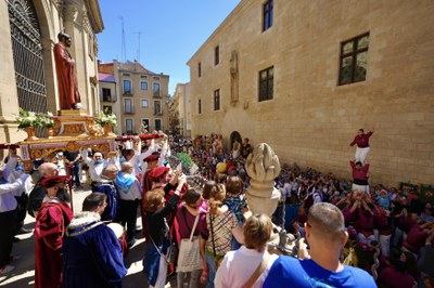 La imatge de Sant Anastasi, portada pel Col·lectiu Cultural de Cappont, amb motiu del seu 40è aniversari, ha sortit de la Catedral i ha estat rebuda ….