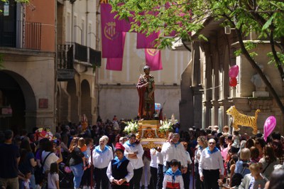 En arribar a la Plaça Sant Joan, la processó i la imatge han estat acollides per un ball conjunt de tots els elements de la Festa Major i tot seguit ….