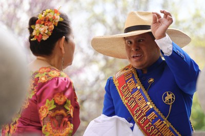 En Piero Martín balla la dansa "Marinera" amb la seva mare.