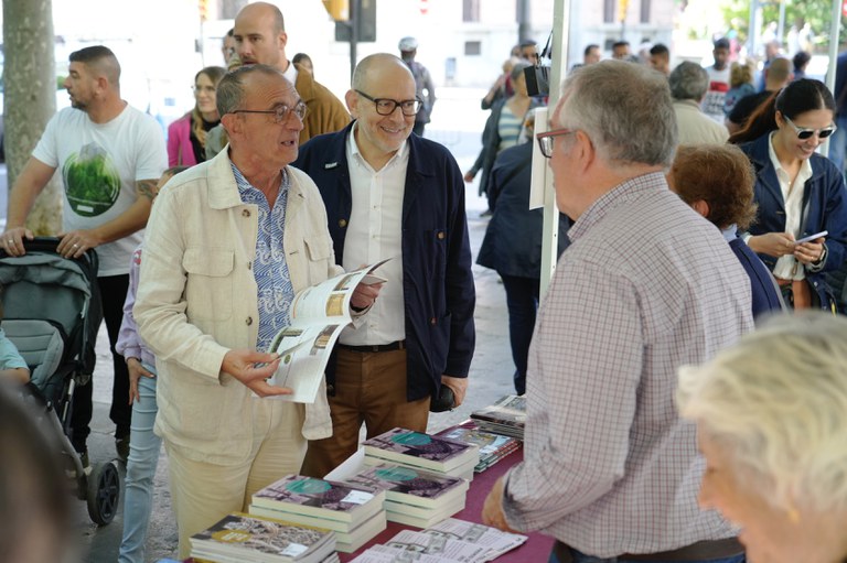 El paer en cap, en la imatge, amb el regidor Jaume Rutllant, ha visitat el passeig de parades de llibres i de roses.