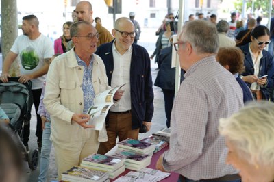 El paer en cap, en la imatge, amb el regidor Jaume Rutllant, ha visitat el passeig de parades de llibres i de roses..