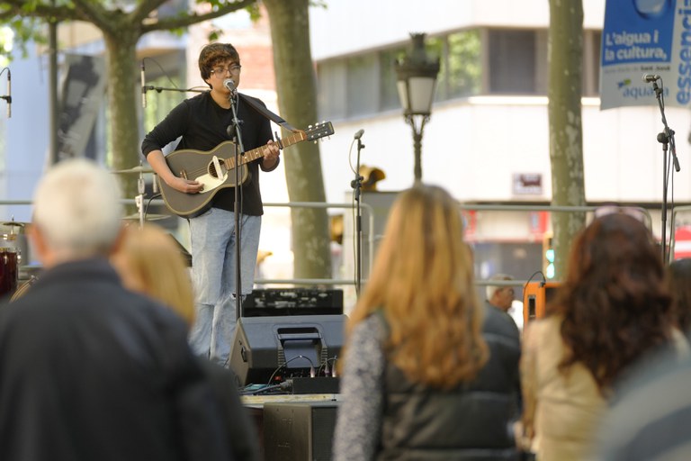 Grups musicals joves dels Bucs d'Assaig han actuat a l'escenari de la rambla.