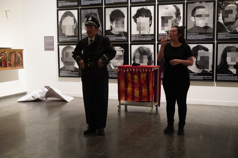 L'argument de l'obra teatral representada tractava sobre un robatori al museu