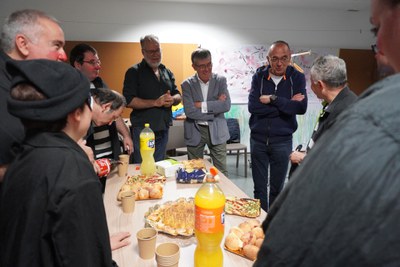 L'alcalde Miquel Pueyo va saludar personalment als actors i actrius de la companyia La Màxima.