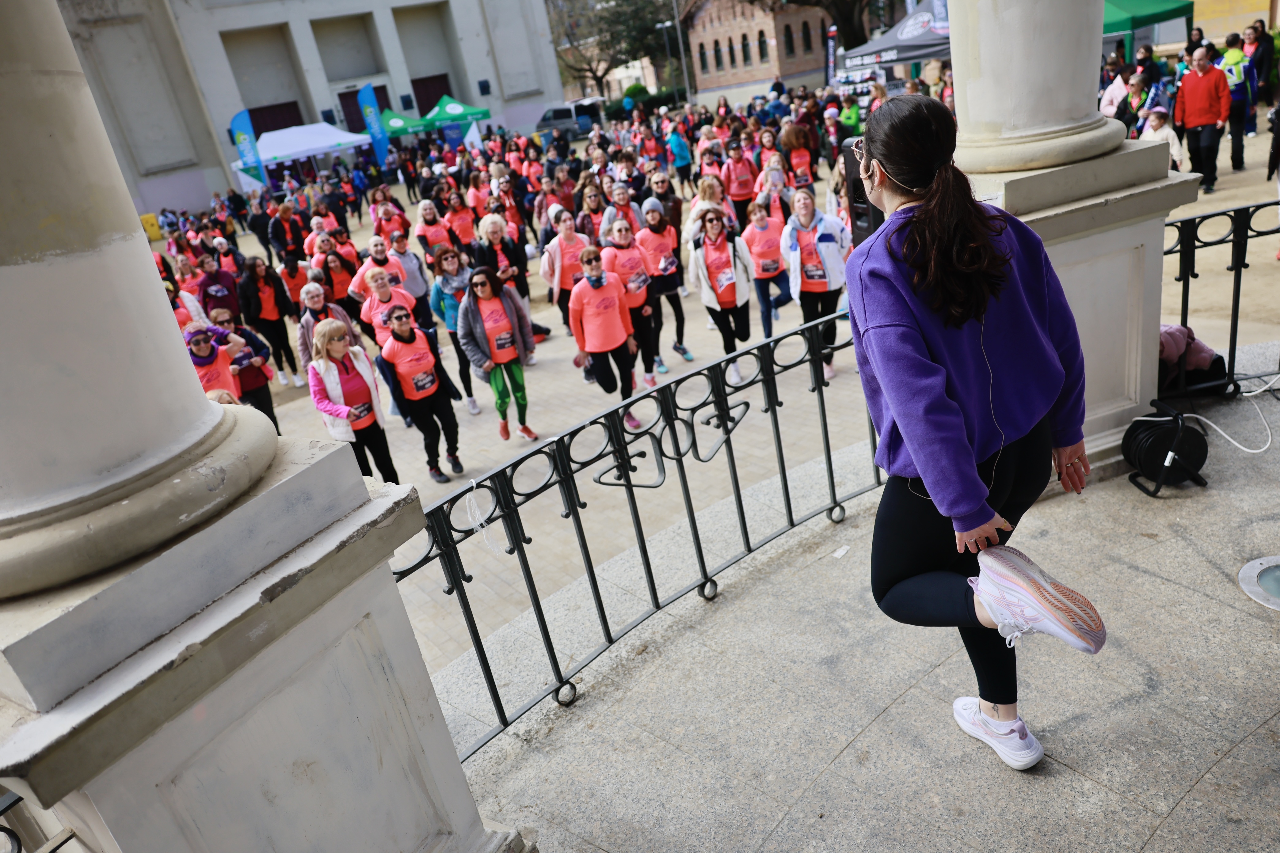 Escalfament previ a la cursa a càrrec de Factoria Dance