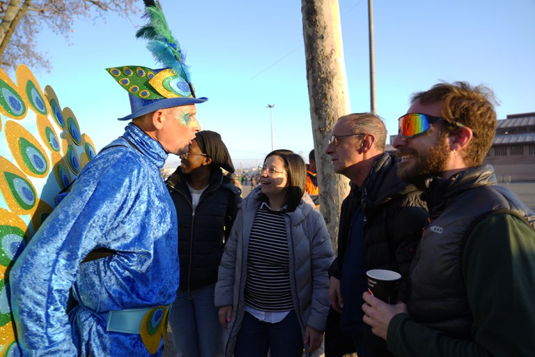 L'alcalde, Miquel Pueyo; la tinent d'alcalde, Jordina Freixanet; la regidora Mariama Sall i el regidor Ignasi Amor; parlen amb la ciutadania durant el Carnaval