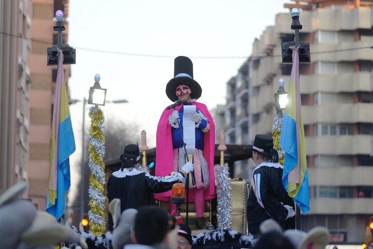 Sa Majestat Pau Pi durant el discurs que dona el tret de sortida a la Gran Rua de Carnaval